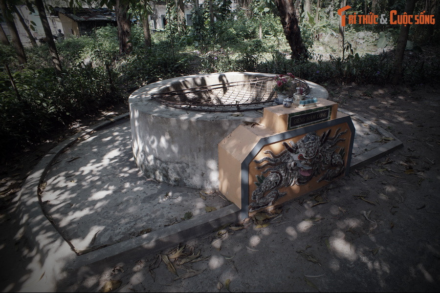 Tương truyền, khi chúa Nguyễn Nam tiến vào xứ Thuận Hóa (Huế) lập nghiệp thì nhiều đêm ngài và quan quân không thể ngủ yên vì mưa to, gió lớn nổi lên liên tục.