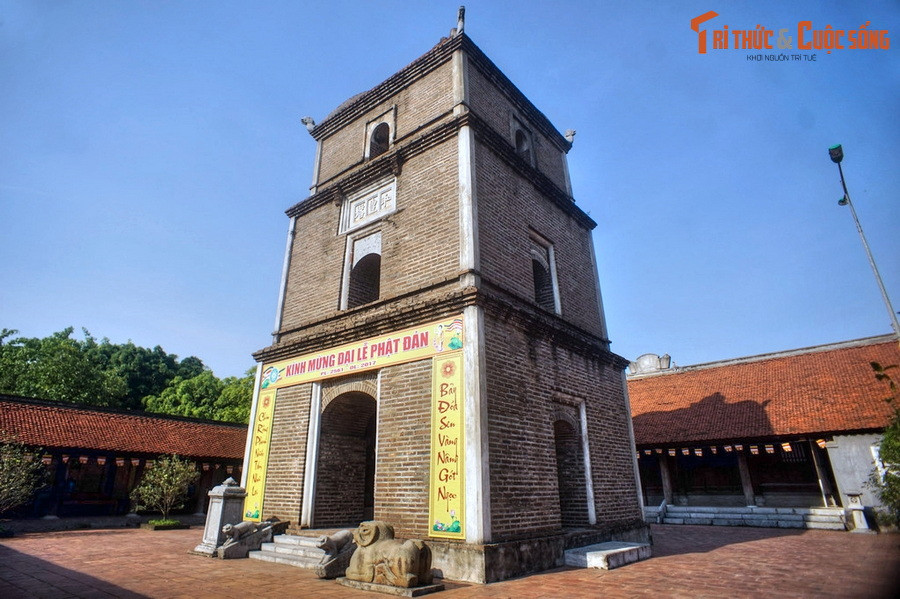  5. Tháp Hòa Phong (Bắc Ninh). Chùa Dâu (huyện Thuận Thành, tỉnh Bắc Ninh) là ngôi chùa lâu đời nhất Việt Nam với gần 2.000 năm lịch sử. Công trình tiêu biểu của chùa là tháp Hòa Phong, được xây đầu thế kỷ 14. Tháp xưa có 9 tầng, nay chỉ còn 3 tầng, cao 17 mét.