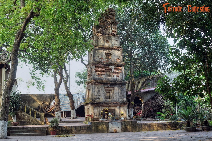  7. Tháp Cói (Vĩnh Phúc). Nằm trong khuôn viên chùa Cói (thành phố Vĩnh Yên, tỉnh Vĩnh Phúc), tháp Cói là một trong những công trình kiến trúc tiêu biểu của thời Hậu Lê còn tồn tại đến nay. Tháp được xây dựng khoảng giữa thế kỷ 18, có 7 tầng, cao 7,7 mét.
