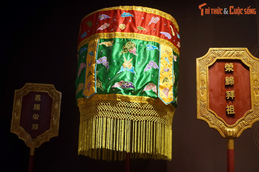 Một người cầm tàn đi trước võng cáng. Tàn là dạng chiếc lọng đường kính nhỏ hơn, quây vải tạo thành hình trụ cao. Trên thành của tàn được chia làm nhiều dải để thêu những linh vật và hoa cỏ thiêng, hàm ý tôn vinh thánh thần.