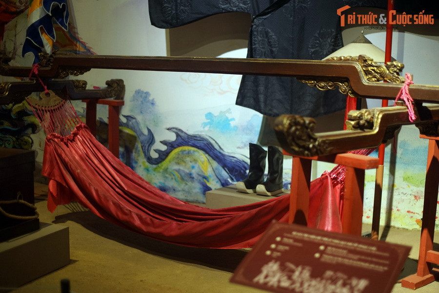 Hiện vật đầu tiên phải kể đến ở đây là võng cáng dùng để rước người giành danh hiệu Tiến sĩ của khoa thi từ trường thi về quê nhà.