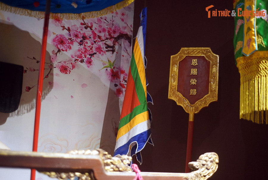 Người đi đầu đám rước Tiến sĩ giương cao cờ ngũ sắc, loại cờ luôn có mặt trong những ngày lễ truyền thống quan trọng của người Việt.