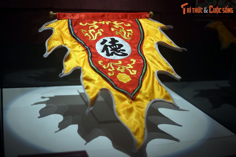 Cờ lệnh thêu tên người đỗ đạt trong kỳ thi Đình.