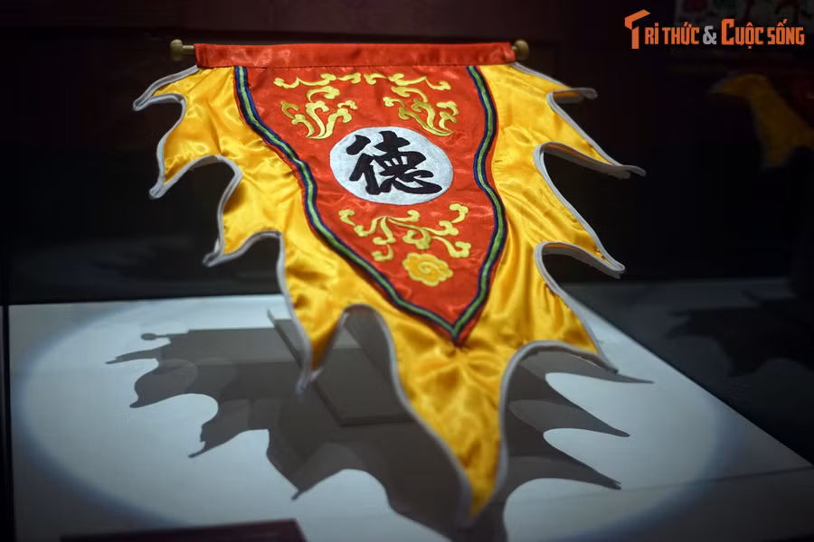 Cờ lệnh thêu tên người đỗ đạt trong kỳ thi Đình.