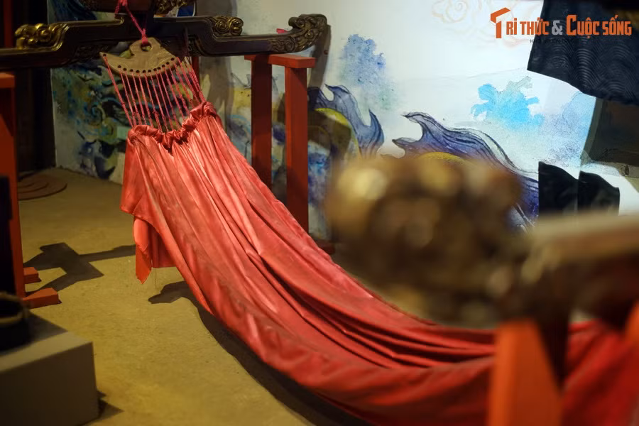 Vị Tiến sĩ sẽ nằm trong chiếc võng làm bằng vải điều, được hai người khiêng đi bằng cáng gỗ, hai bên đường nhộn nhịp người tụ họp để xem mặt nhân vật đứng đầu trên bảng vàng.