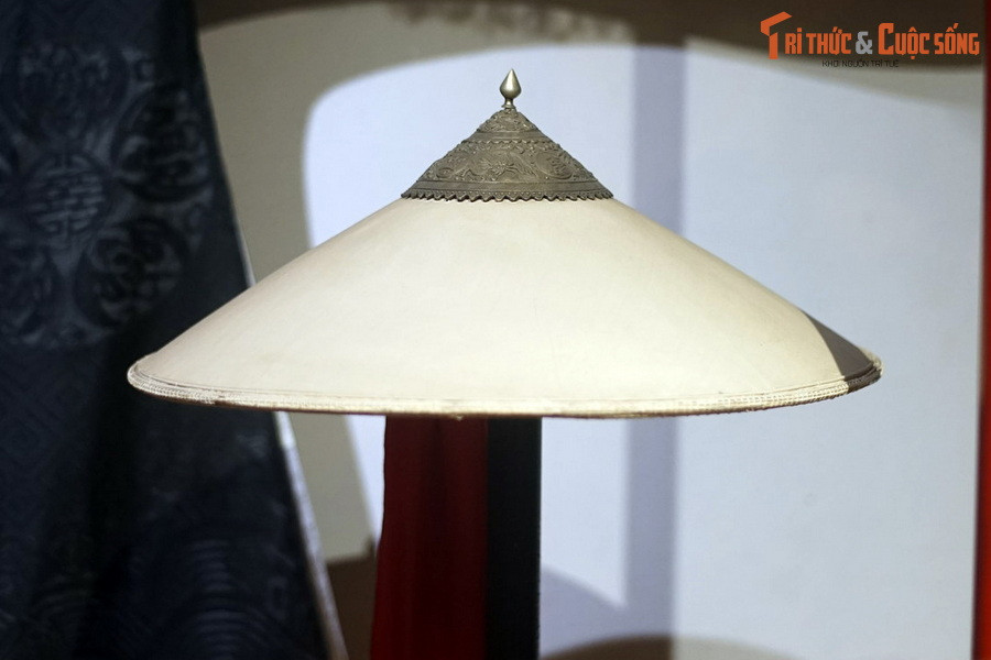 Và nón. Các món này do triều đình cấp phát.