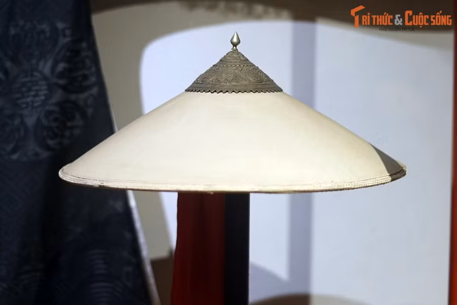 Và nón. Các món này do triều đình cấp phát.