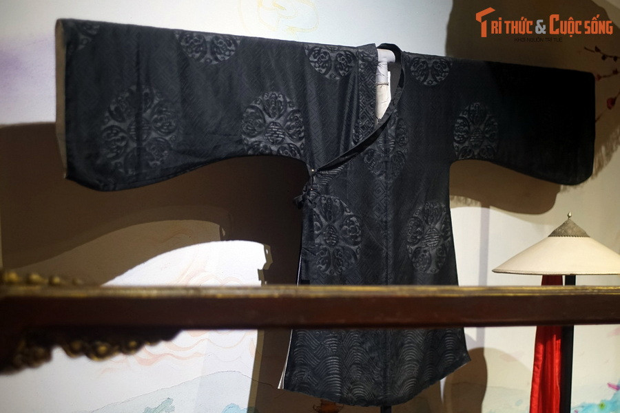 Trang phục của Tiến sĩ theo lối của thời Nguyễn gồm áo...