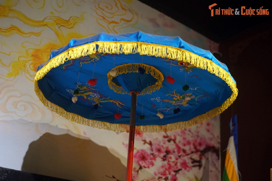 Một người cầm lọng thêu rồng phượng che đầu cho Tiến sĩ. Lọng là loại ô lớn có cán dài, không xếp lại được, chỉ dành cho người quyền quý trong xã hội cũ.