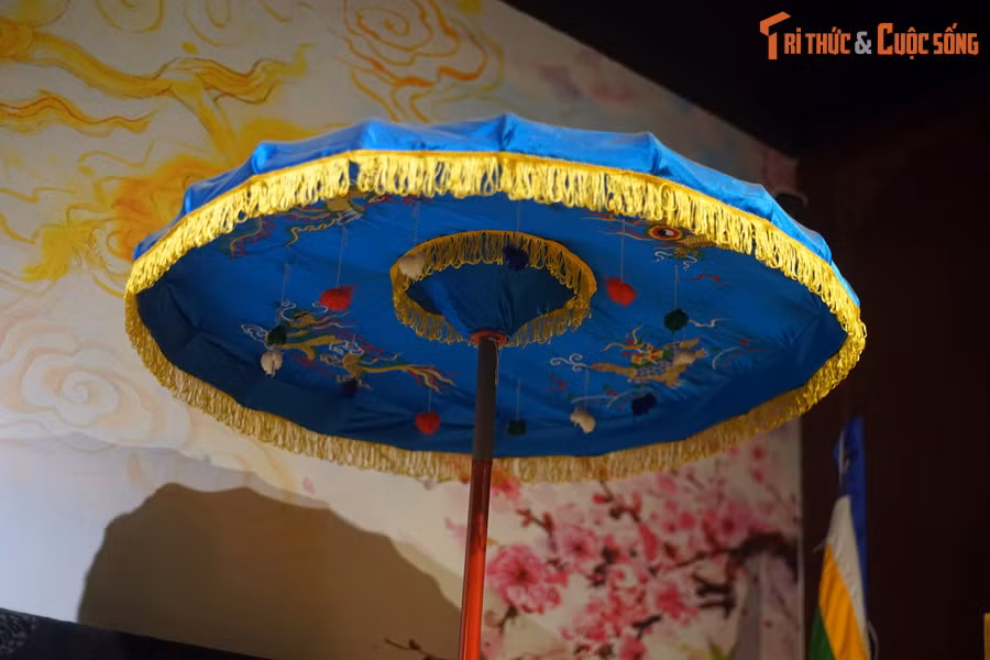 Một người cầm lọng thêu rồng phượng che đầu cho Tiến sĩ. Lọng là loại ô lớn có cán dài, không xếp lại được, chỉ dành cho người quyền quý trong xã hội cũ.