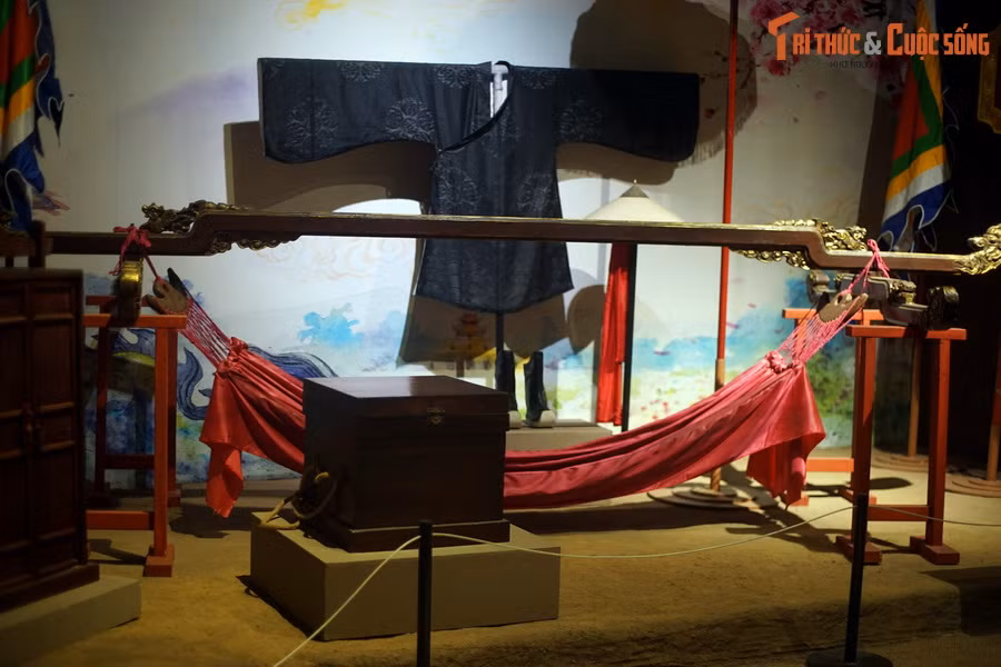 Được trưng bày tại khu di tích Hoàng thành Thăng Long, bộ sưu tập hiện vật Tiến sĩ " Vinh quy bái tổ" tái hiện lại thời khắc vinh quang của sĩ tử Việt xưa qua những hiện vật phục chế rất sinh động.