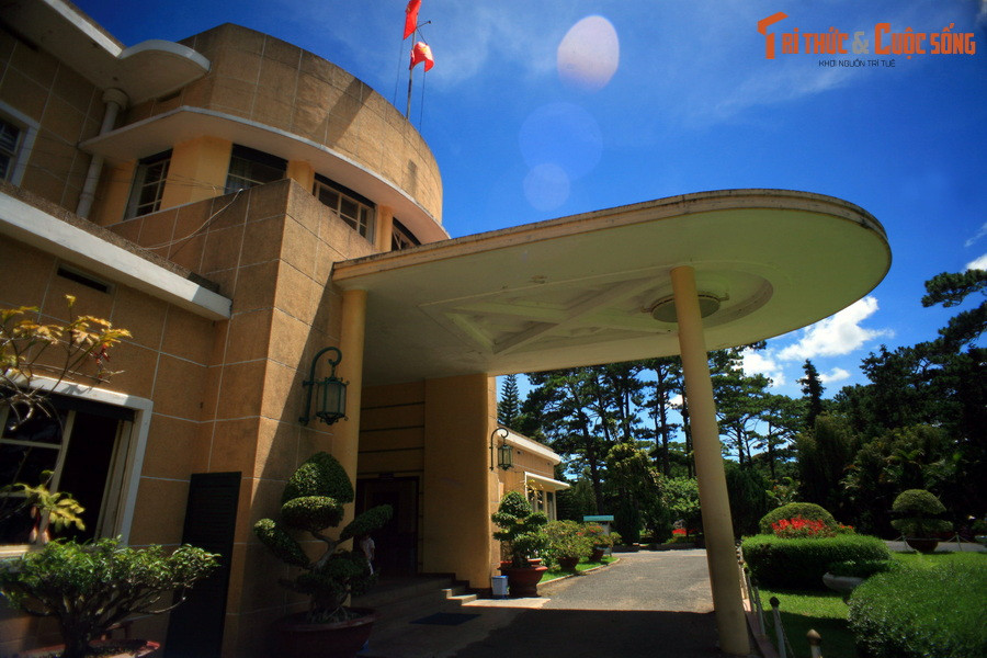 Nằm ở số 1 đường Triệu Việt Vương, thuộc phường 4 thành phố Đà Lạt, Dinh 3 Đà Lạt là nơi nghỉ hè của gia đình vua Bảo Đại từ năm 1918-1945, và là nơi cư trú chính của vị cựu hoàng từ năm 1949– 1954.