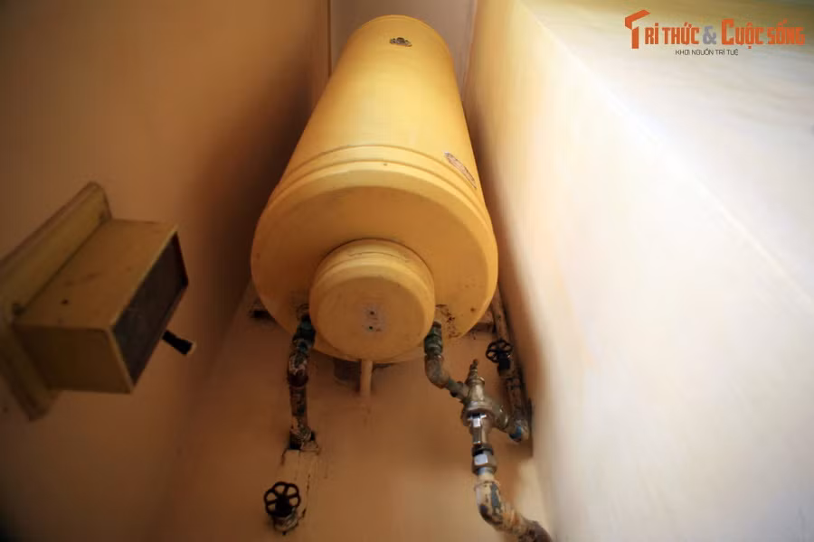 Chiếc bình nóng lạnh giúp vua Bảo Đại luôn có nước nóng để dùng trong khí hậu giá lạnh vùng núi cao của Đà Lạt.