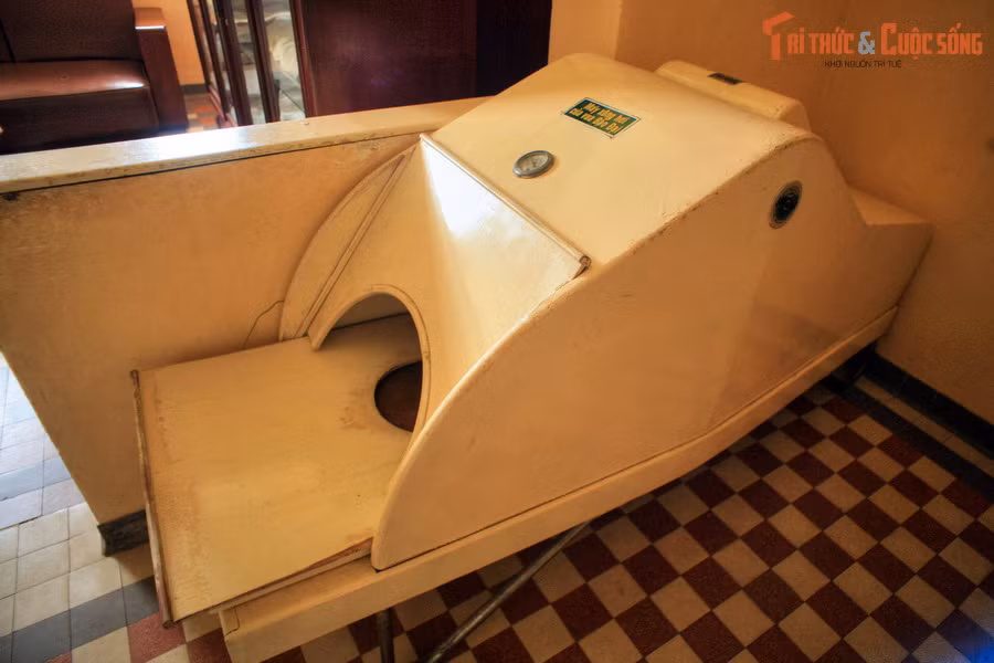 Phòng tắm của nhà vua có nhiều trang thiết bị hiện đại, xa lạ với tuyệt đại đa số người Việt những năm 1940-1950, như chiếc máy xông hơi này.