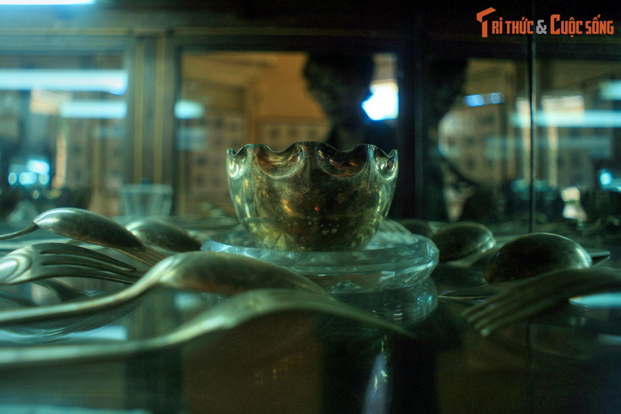 Bộ đồ ăn bằng bạc từng được gia đình vua Bảo Đại sử dụng trong những bữa ăn hàng ngày ở Dinh 3.