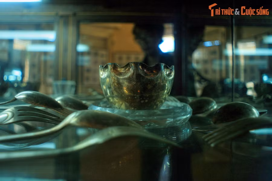 Bộ đồ ăn bằng bạc từng được gia đình vua Bảo Đại sử dụng trong những bữa ăn hàng ngày ở Dinh 3.