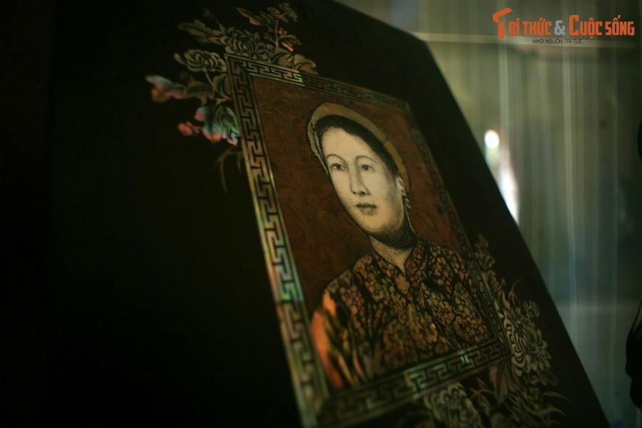 Bức chân dung Nam Phương hoàng hậu bằng gỗ khảm xà cừ được đặt trang trọng trong phòng làm việc của vua Bảo Đại.