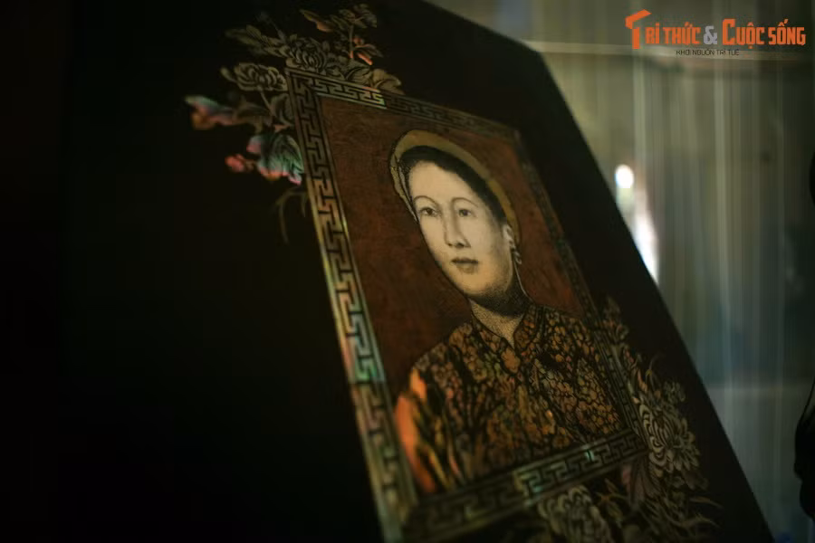 Bức chân dung Nam Phương hoàng hậu bằng gỗ khảm xà cừ được đặt trang trọng trong phòng làm việc của vua Bảo Đại.