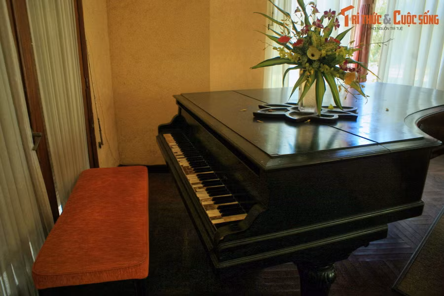 Chiếc đàn piano cổ điển được đặt ở một góc phòng tiếp khách.