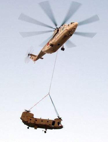 Trong khi đó trực thăng Mi-26 có thể mang theo tối đa tới 90 lính với đầy đủ trang thiết bị hoặc 60 cáng cứu thương. Về khả năng vận tải, Mi-26 cũng có thể mang theo tối đa tới 20 tấn hàng hoá. Nguồn ảnh: QQ.