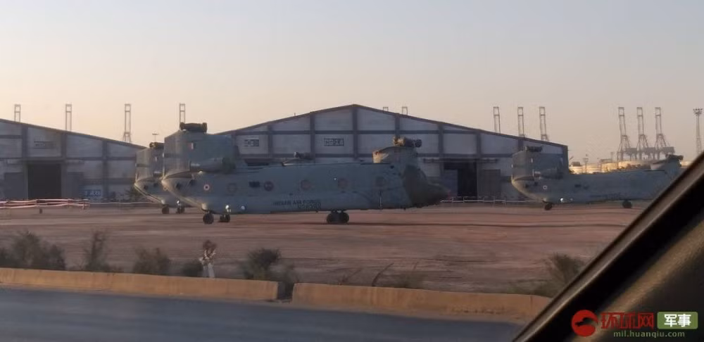 Những trực thăng CH-47F này là lô hàng đầu tiên Ấn Độ nhận được. Toàn bộ 11 chiếc CH-47F còn lại sẽ sớm được Mỹ bàn giao cho Ấn Độ trong tương lai. Nguồn ảnh: QQ.