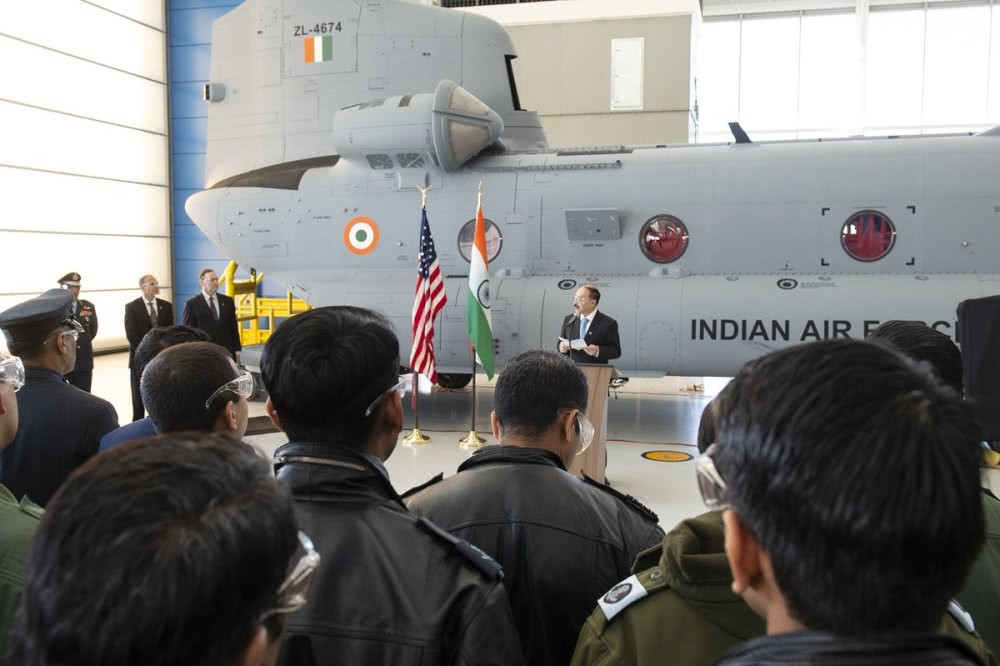 Tính tới thời điểm hiện tại, Ấn Độ cũng mới chỉ có duy nhất bốn tổ bay CH-47F cùng bốn đội kỹ sư mặt đất để phục vụ các máy bay này. Các tổ bay và đơn vị mặt đất còn lại sẽ sớm được về nước cùng với những chiếc CH-47F tiếp theo. Nguồn ảnh: QQ.