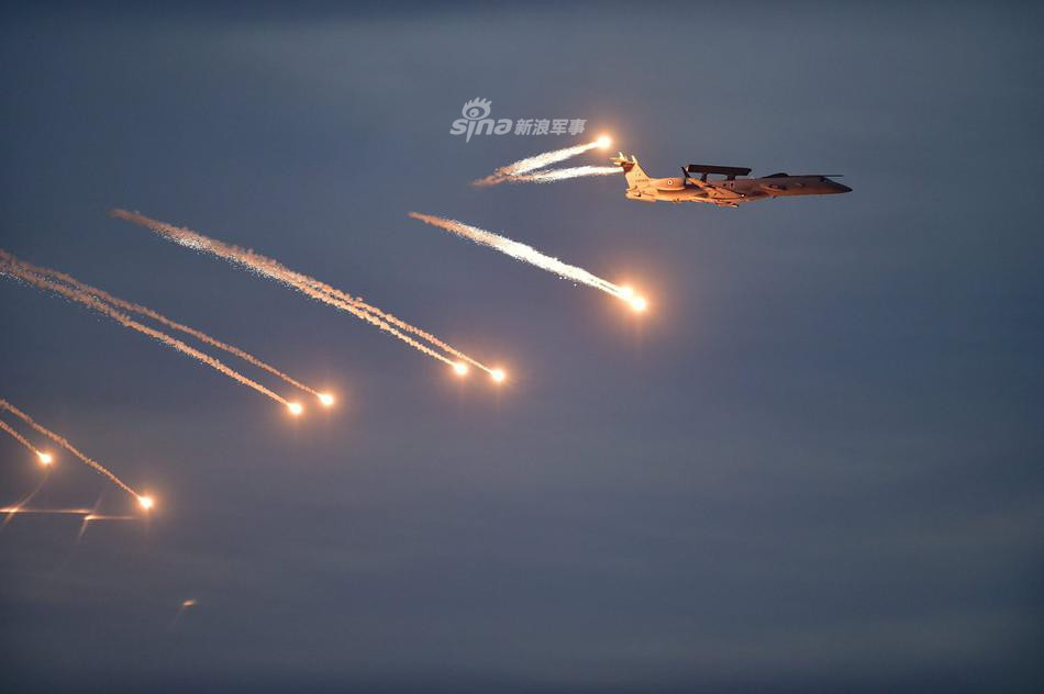 Máy bay cảnh báo sớm cỡ nhỏ EMB-145 của Không quân Ấn Độ. Loại máy bay này do Brazil thiết kế và sản xuất. Không quân Ấn Độ hiện có hai chiếc loại này và đang đặt hàng thêm một chiếc. Nguồn ảnh: Sina.