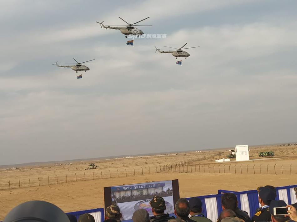 Các trực thăng Mi-8/17 của Không quân Ấn Độ tham gia cuộc tập trận. Hiện tại trong biên chế của Không quân Ấn Độ đang có khoảng hơn 210 chiếc trực thăng Mi-8/17 các loại. Nguồn ảnh: Sina.