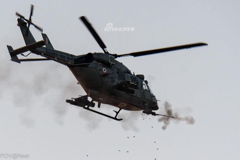 Trực thăng HAL Dhruv do Ấn Độ tự nghiên cứu và sản xuất với pháo 30mm và pháo phản lực được gắn thêm vào để thực hiện nhiệm vụ tấn công mặt đất. Nguồn ảnh: Sina.