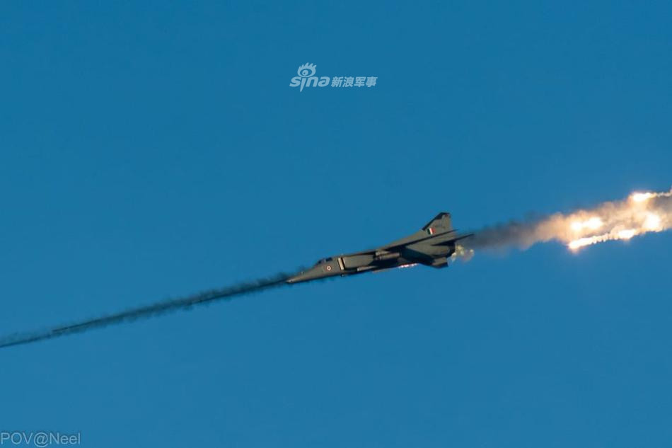 Cường kích cơ MiG-27 của Không quân Ấn Độ tấn công tiêu diệt mục tiêu. Đây là loại cường kích do Liên Xô/Nga sản xuất và hiện Ấn Độ đang sở hữu 83 chiếc loại này. Nguồn ảnh: Sina.