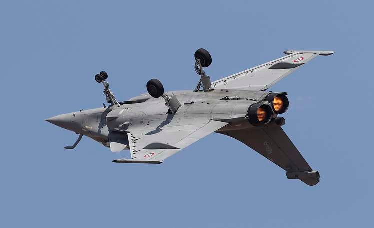 Tiêm kích Rafale của Không quân Ấn Độ thể hiện khả năng cơ động lộn nhào ngay khi vừa cất cánh. Nguồn ảnh: TASS.