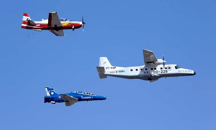 Trong khuôn khổ triển lãm, những thiết bị không liên quan tới không quân cũng được trình diễn, bao gồm tàu ngầm thế hệ mới, tàu chiến, tên lửa, pháo hay vũ khí tấn công. Nguồn ảnh: TASS.