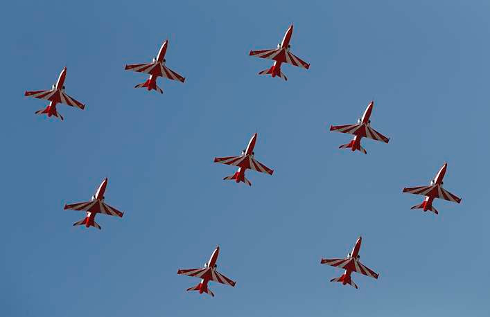 Đội bay trình diễn Suryakiran của Ấn Độ thể hiện màn bay trình diễn mở màn triển lãm Aero India 2019. Nguồn ảnh: TASS.