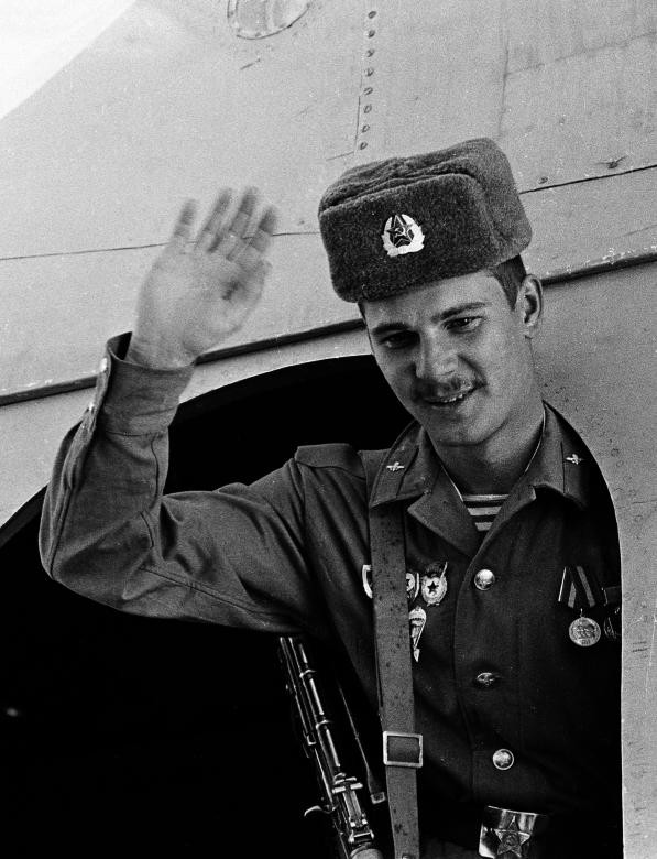 Các sĩ quan chỉ huy và một vài lực lượng đặc biệt của Liên Xô có ưu ái được đưa về nước bằng máy bay vận tải. Phần lớn các lực lượng còn lại đều phải di chuyển bằng đường bộ. Nguồn ảnh: Reuters.