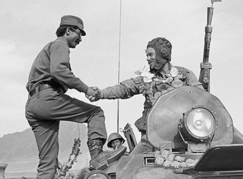 Tạm biệt đồng đội Afghanistan trước khi lên đường về nước, hoàn thành nhiệm vụ. Nguồn ảnh: Reuters.