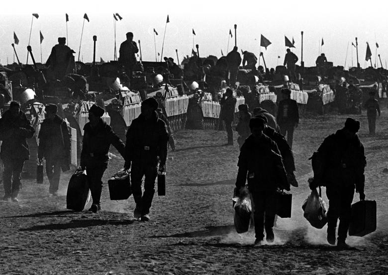 Tháng 3/1989, các đơn vị vũ trang Liên Xô rút hết khỏi lãnh thổ Afghanistan nhưng lại ồn ứ lại ở khu vực biên giới hai nước này khi vừa qua cửa khẩu, việc thu xếp chỗ ăn ngủ cho hàng trăm nghìn quân rút về nước bằng đường bộ là điều không mấy dễ dàng. Nguồn ảnh: Reuters.