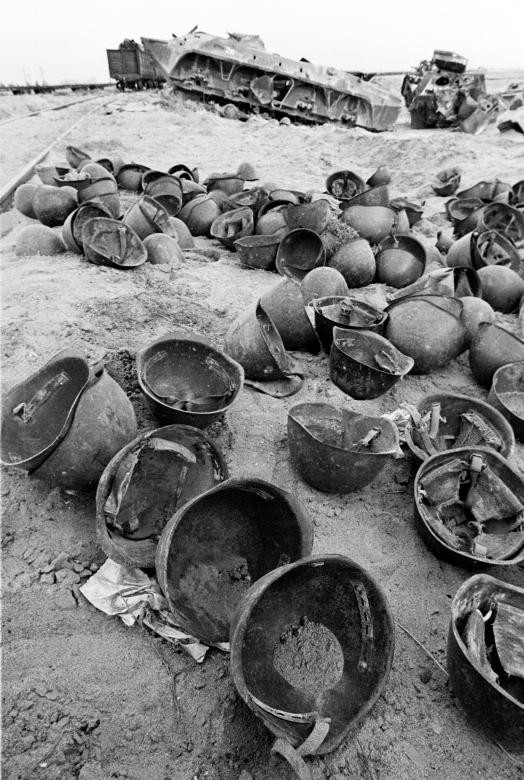 Mũ sắt cùng nhiều trang thiết bị của Liên Xô bị bỏ lại la liệt khắp Afghanistan. Nguồn ảnh: Reuters.