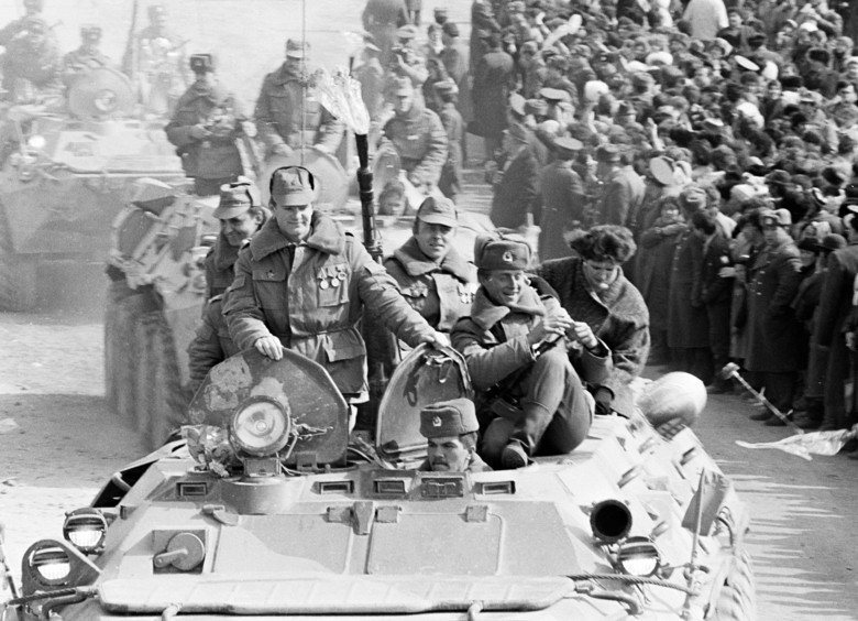 Giống với Liên Xô, tới nay sau gần 20 năm loay hoay ở Afghanistan - nơi được truyền thông Mỹ gọi là "Việt Nam thứ hai", người Mỹ đang tính chuyện rút sạch quân và cố vấn ra khỏi cuộc chiến này, nhưng điều đó không có nghĩa là cuộc chiến tranh Afghanistan sẽ kết thúc. Nguồn ảnh: Vzhak.