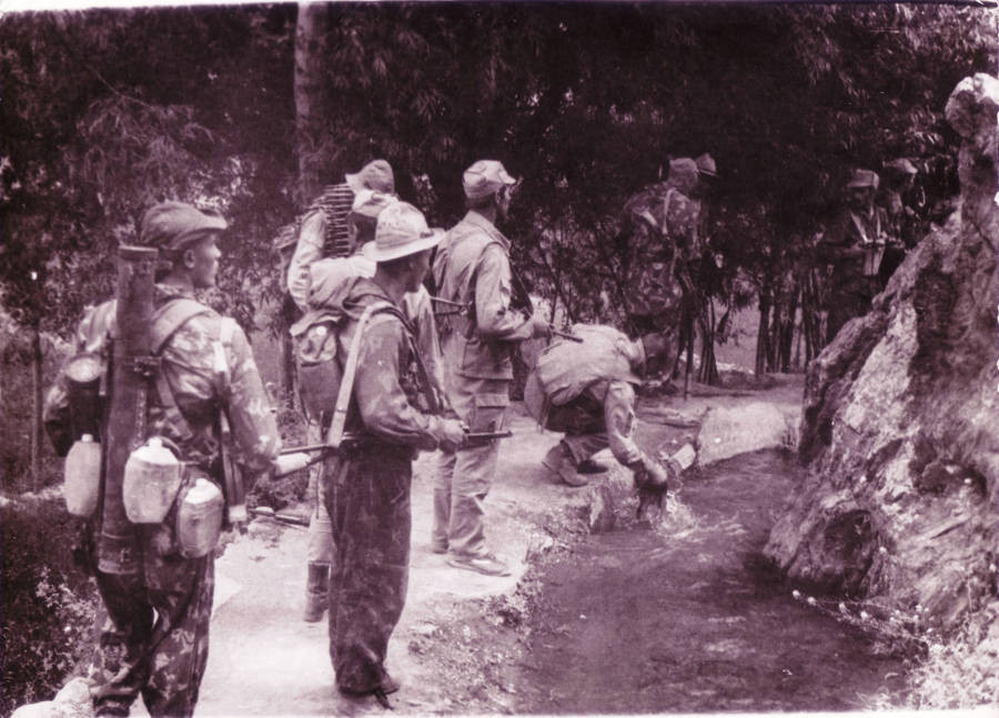 Đặc nhiệm Liên Xô tuần tra ở Afghanistan với vũ khí chủ yếu bao gồm súng AK-47 và súng phóng lựu chống tăng. Nguồn ảnh: ATI.