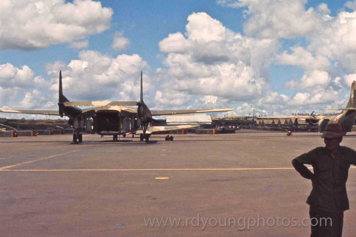 Tiếp đó là vận tải cơ C-119 cũng là chiến lợi phẩm do ta thu được sau năm 1975. Trong biên chế Trung đoàn 918 có 4 chiếc C-119 nhưng khi đó chỉ sử dụng được hai chiếc và mỗi chiếc chỉ chở được tối đa 50 binh sĩ cùng đầy đủ trang bị. Nguồn ảnh: Rdyoungphoto.