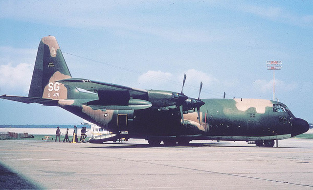 Bốn chiếc C-130 cùng bốn tổ bay của Trung đoàn 918 được trưng dụng tối đa với sức chở tương đương với An-12 của Liên Xô nhưng tốc độ chậm hơn, mỗi ngày chỉ bay được từ 2 tới 3 chuyến. Nguồn ảnh: Aviation.