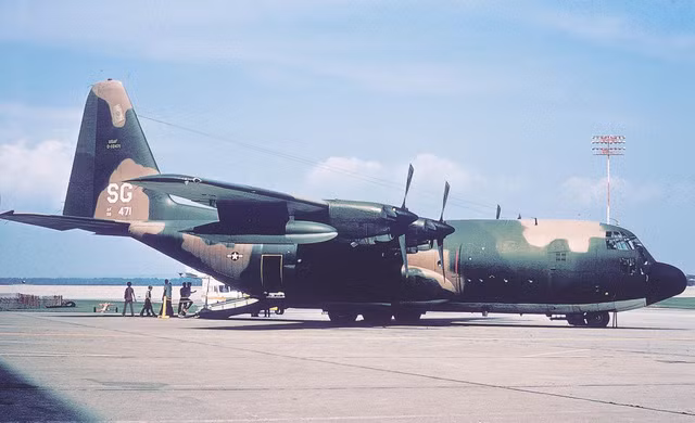 Bốn chiếc C-130 cùng bốn tổ bay của Trung đoàn 918 được trưng dụng tối đa với sức chở tương đương với An-12 của Liên Xô nhưng tốc độ chậm hơn, mỗi ngày chỉ bay được từ 2 tới 3 chuyến. Nguồn ảnh: Aviation.