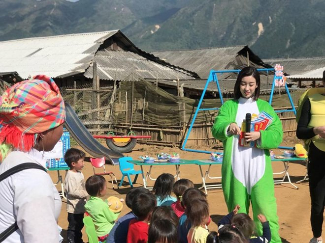 Mỹ Linh là Hoa hậu rất chăm làm từ thiện. Cô ăn vận giản dị, hòa mình chơi đùa cùng các em nhỏ ở bản Cu Vai (Yên Bái).