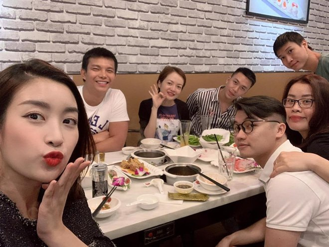 Đỗ Mỹ Linh và NTK Đỗ Long (áo trắng, ngồi thứ hai từ trái sang) trong một dịp đi ăn uống, gặp gỡ bạn bè. Cả hai từng có nhiều dịp làm việc chung với nhau. Hoa hậu Việt Nam 2016 là "nàng thơ" được Đỗ Long rất ưu ái và quý mến.