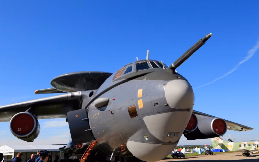 Giá thành của mỗi chiếc Il-76 phiên bản cảnh báo sớm này rơi vào khoảng 300 triệu USD bao gồm cả chi phí đào tạo kíp lái vận hành và linh kiện thay thế, hậu cần mặt đất. Nguồn ảnh: Pinterest.