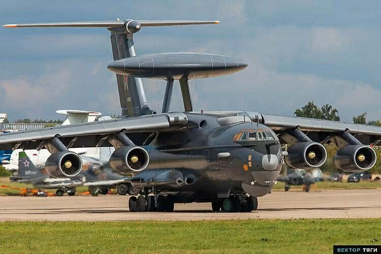 Hiện tại, ngoài Không quân Ấn Độ còn có lực lượng Không quân Chile cũng vận hành một loại máy bay cảnh báo sớm sử dụng hệ thống cảnh báo sớm Phalcon do Israel thiết kế nhưng đặt trên khung thân cơ sở là chiếc Boeing 707. Nguồn ảnh: Bektop.