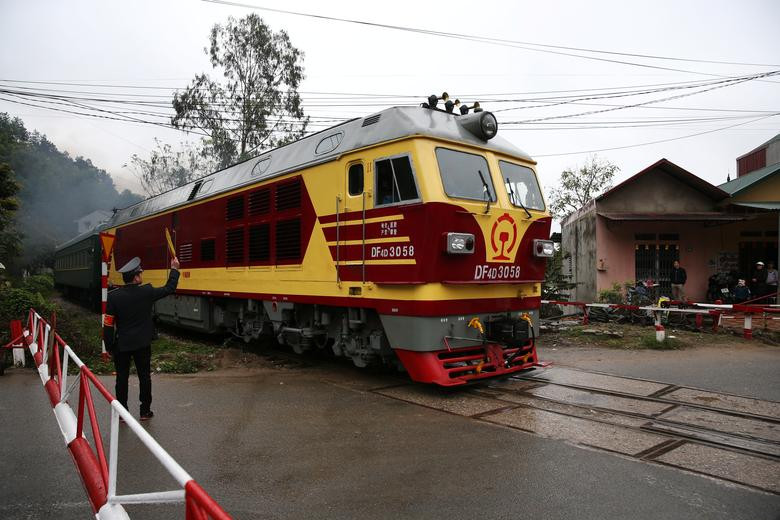 Ngay sau khi hoàn thành nhiệm vụ đưa Chủ tịch Kim Jong-un tới Đồng Đăng, đoàn tàu hỏa bọc thép của ông cũng đã di chuyển về lại nhà ga bên phía Trung Quốc. Nguồn ảnh: Reuters.