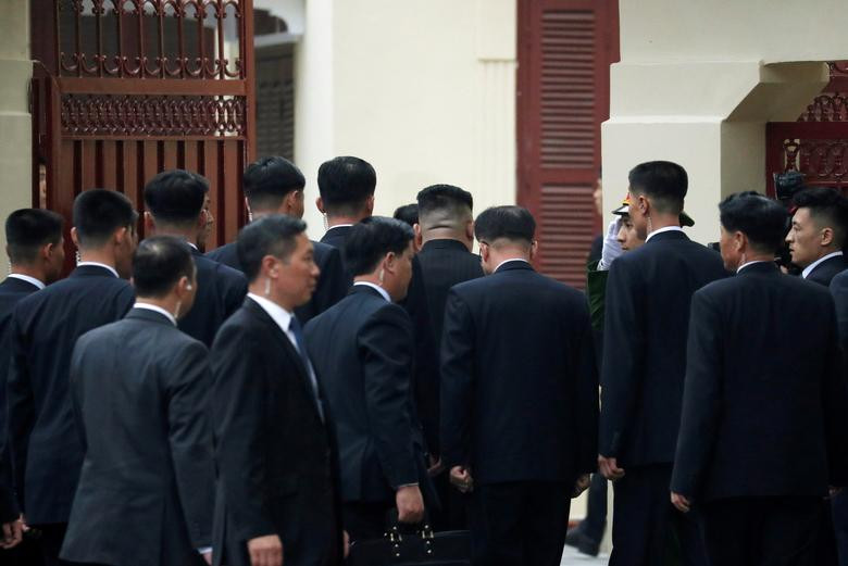 Chủ tịch Triều Tiên Kim Jong-un cùng đoàn tùy tùng của mình trong Đại Sứ Quán Triều Tiên. Nguồn ảnh: Reuters.