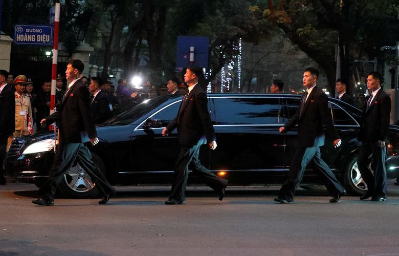 Đoàn xe của Chủ tịch Triều Tiên cùng đoàn cận vệ rời Đại Sứ Quán Triều Tiên ở Hà Nội. Nguồn ảnh: Reuters.