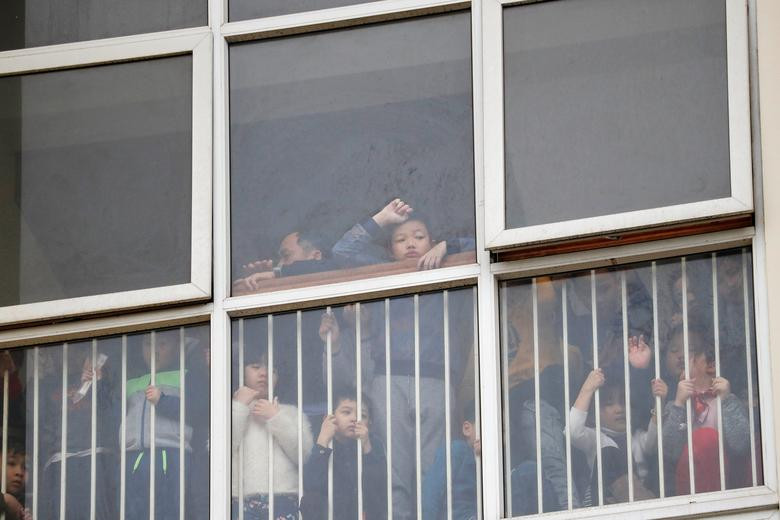 Không chỉ người lớn, trẻ em cũng hiếu kỳ muốn được chứng kiến đoàn xe của các nguyên thủ quốc gia này. Nguồn ảnh: Reuters.